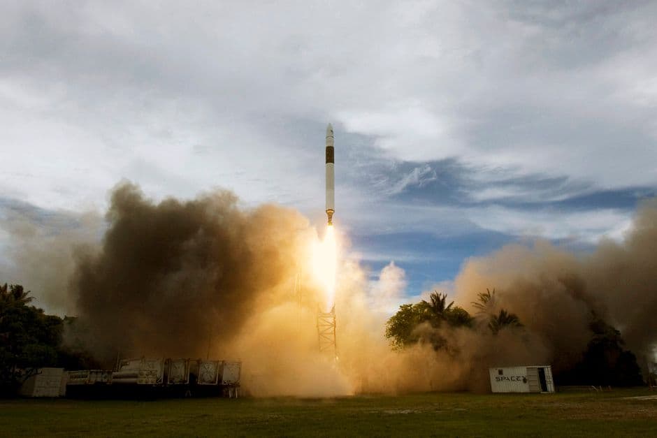 AT&T se desploma: el despliegue de fibra peligra ante la competencia directa de SpaceX