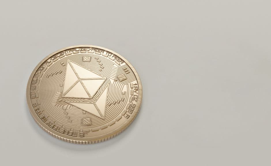 Fuga de 900 millones en Ethereum ETFs se detiene pero el precio sigue sin rebotar
