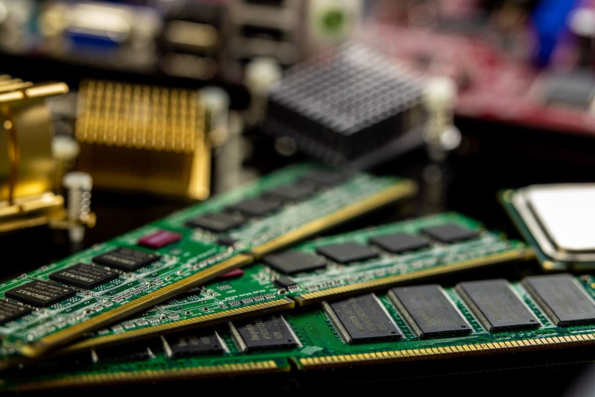 Por qué IonQ compró una fábrica de chips para dominar la computación cuántica