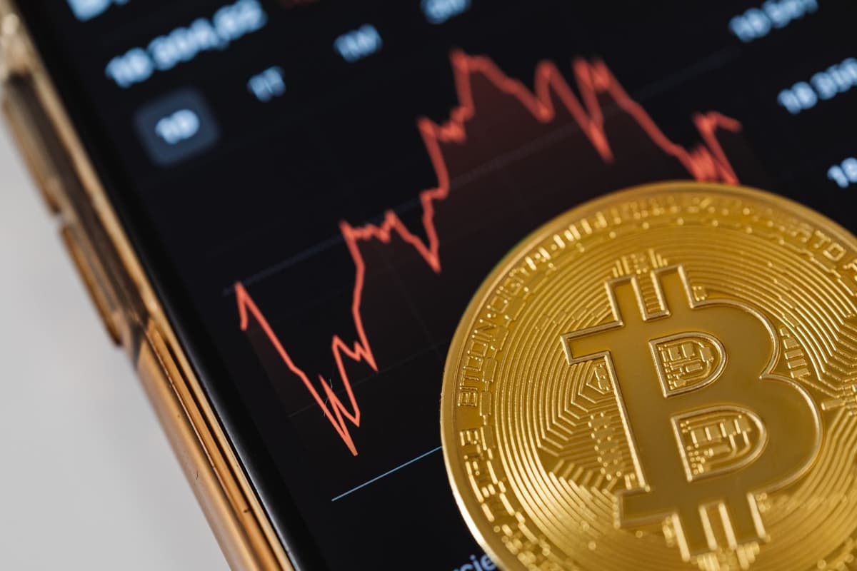 Actualización de precios de XRP: el token cae a $ 1,08 en medio de una demanda moderada de ETF y una fuerte rotación