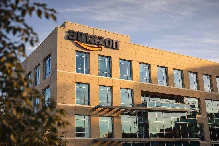 Wall Street repiensa IA: Amazon podría dispararse un 50%. Apuesta de $200 mil millones en juego.